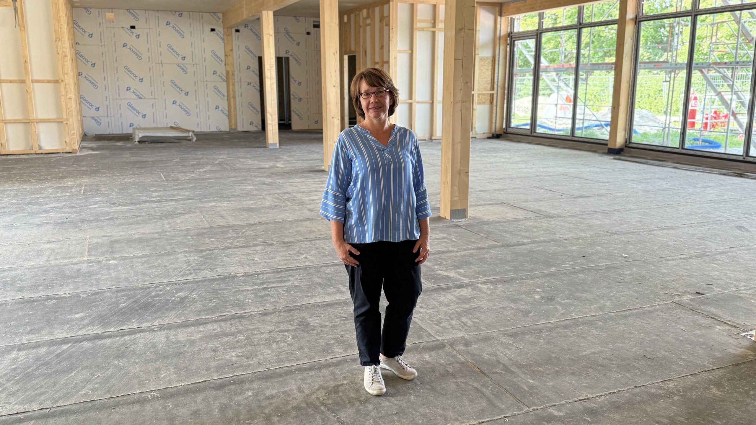 Eine GPS Mitarbeiterin namens Daniela Burr in einer Baustelle eines Gebäudes. Sie ist die Leiterin vom Geschäftsbereich Bildung I Arbeit I Teilhabe bei der GPS.