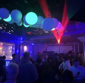 Viele Leute auf einer Tanzfläche am einem Inklusionsdisco- Abend.