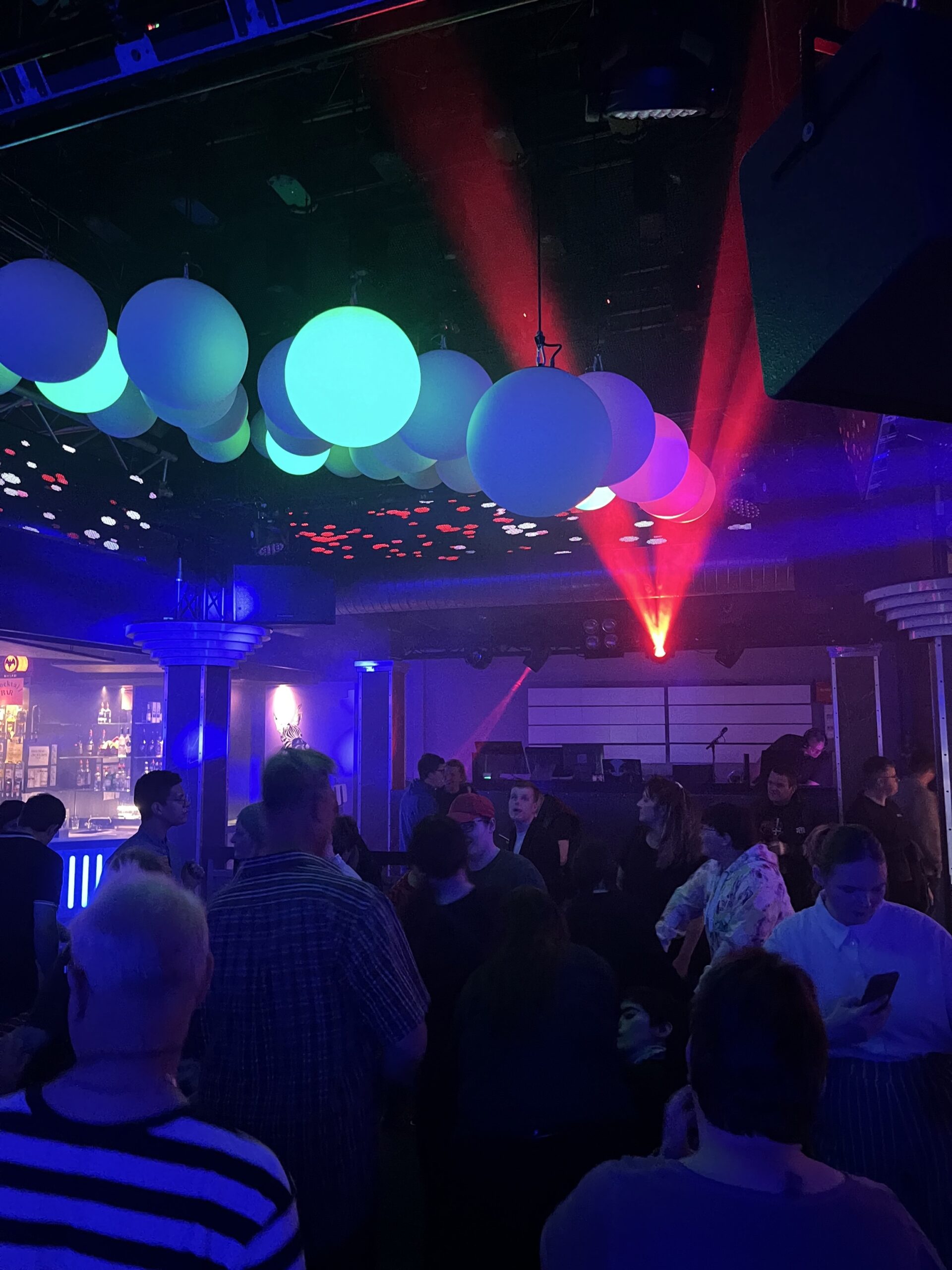 Viele Leute auf einer Tanzfläche am einem Inklusionsdisco- Abend.