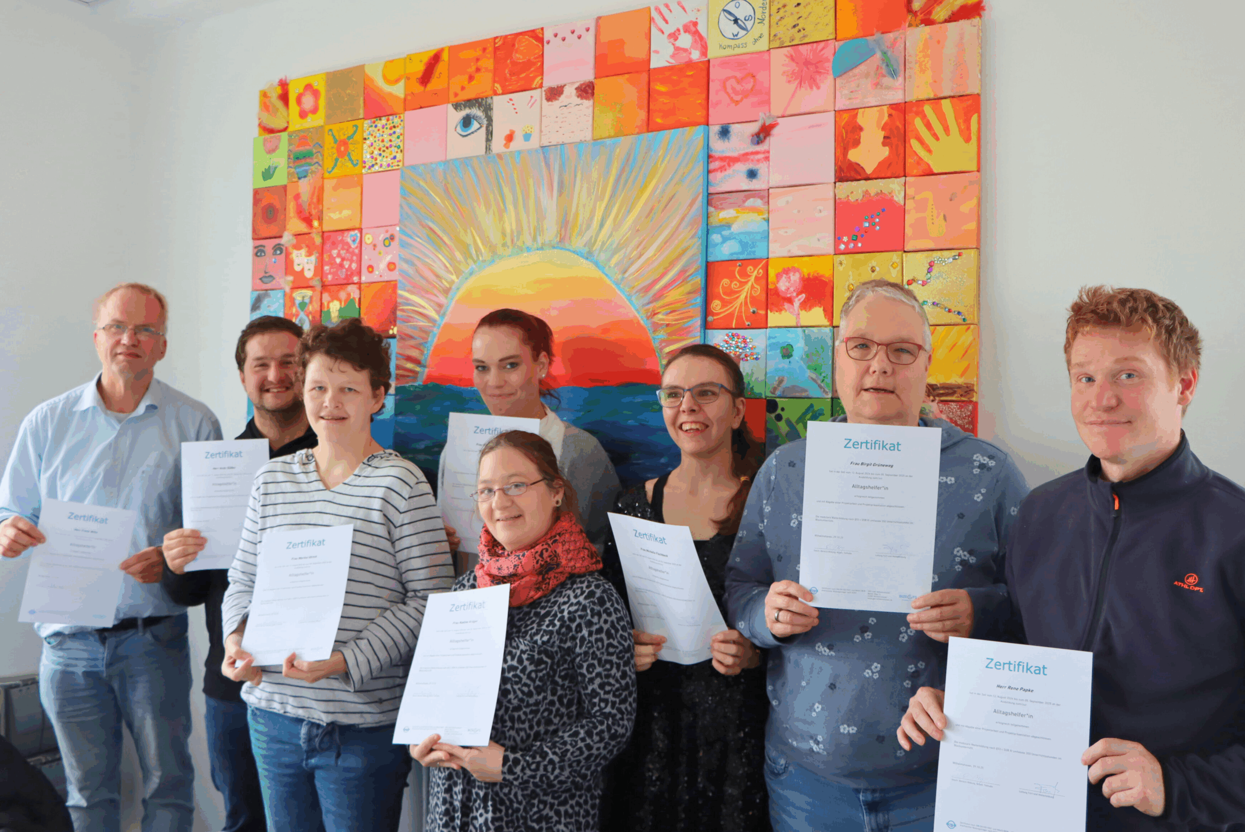 Gruppenfoto von acht GPS Beschäftigten, die ihre Ausbildung als Alltagshelfer im Jahr 2025 abgeschlossen haben.