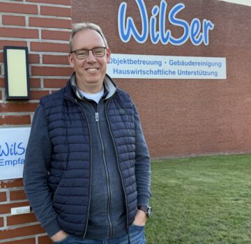 Ein GPS Mitarbeiter namens Matthias Troff als neuer Leiter der WilSer. Er steht draußen vor der GPS Einrichtung.