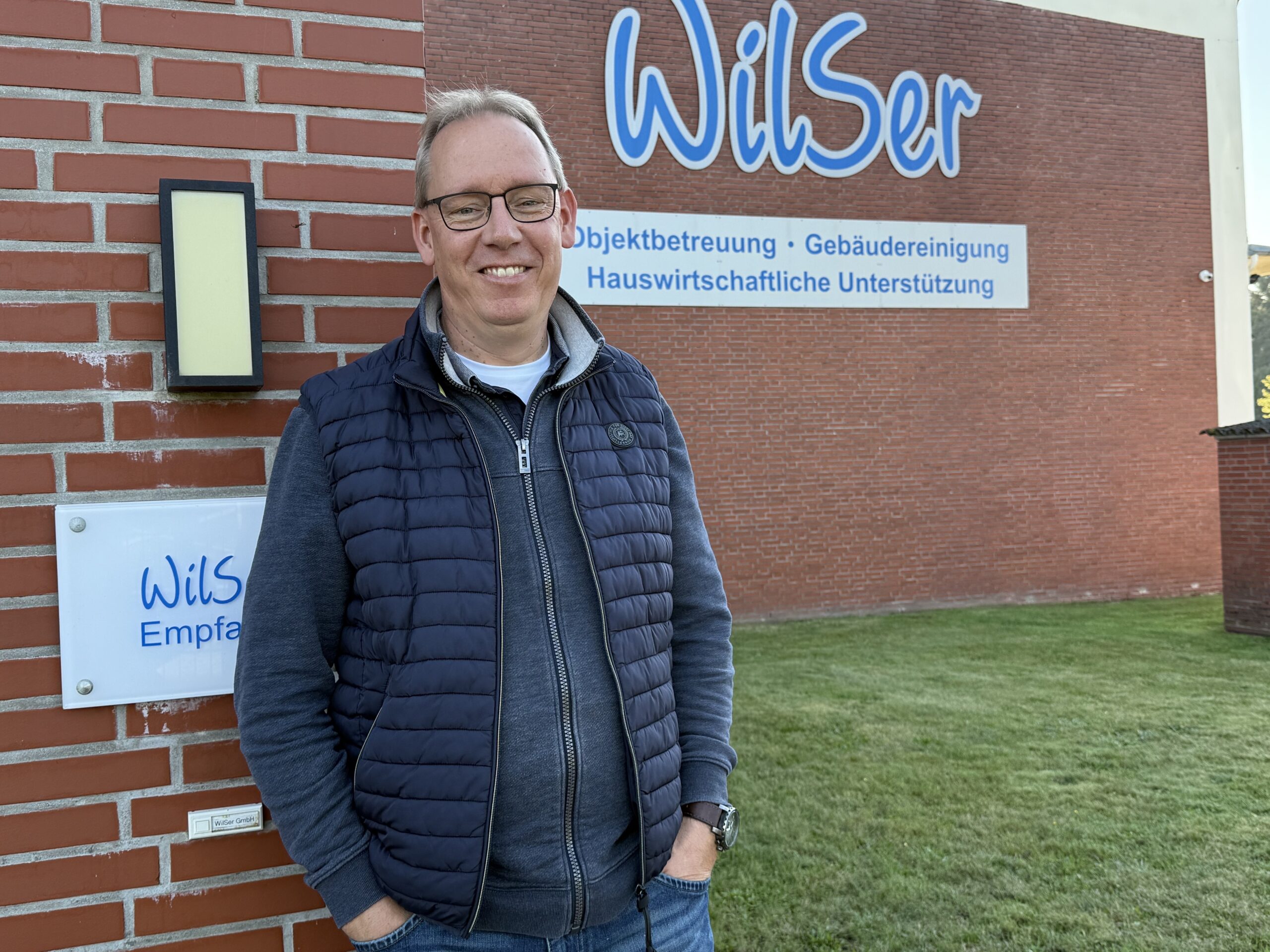 Ein GPS Mitarbeiter namens Matthias Troff als neuer Leiter der WilSer. Er steht draußen vor der GPS Einrichtung.