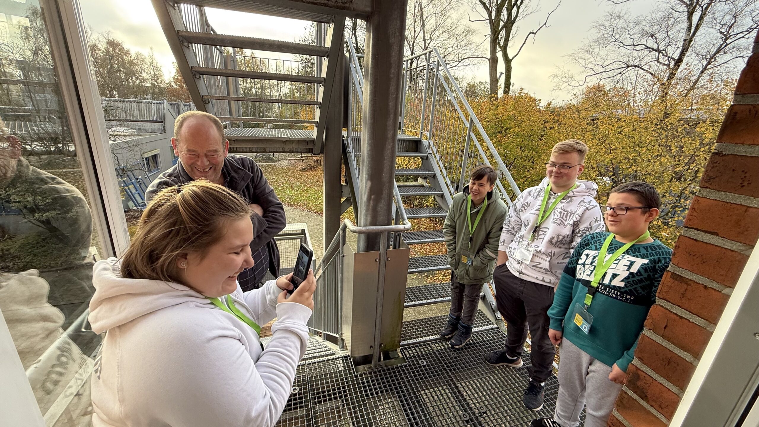 Vier Schüler und ein Mann draußen bei der Werkstatt Wilhelmshaven.