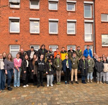Viele junge Schüler und Schülerinnen draußen auf dem Innenhof bei der Werkstatt Wilhelmshaven.