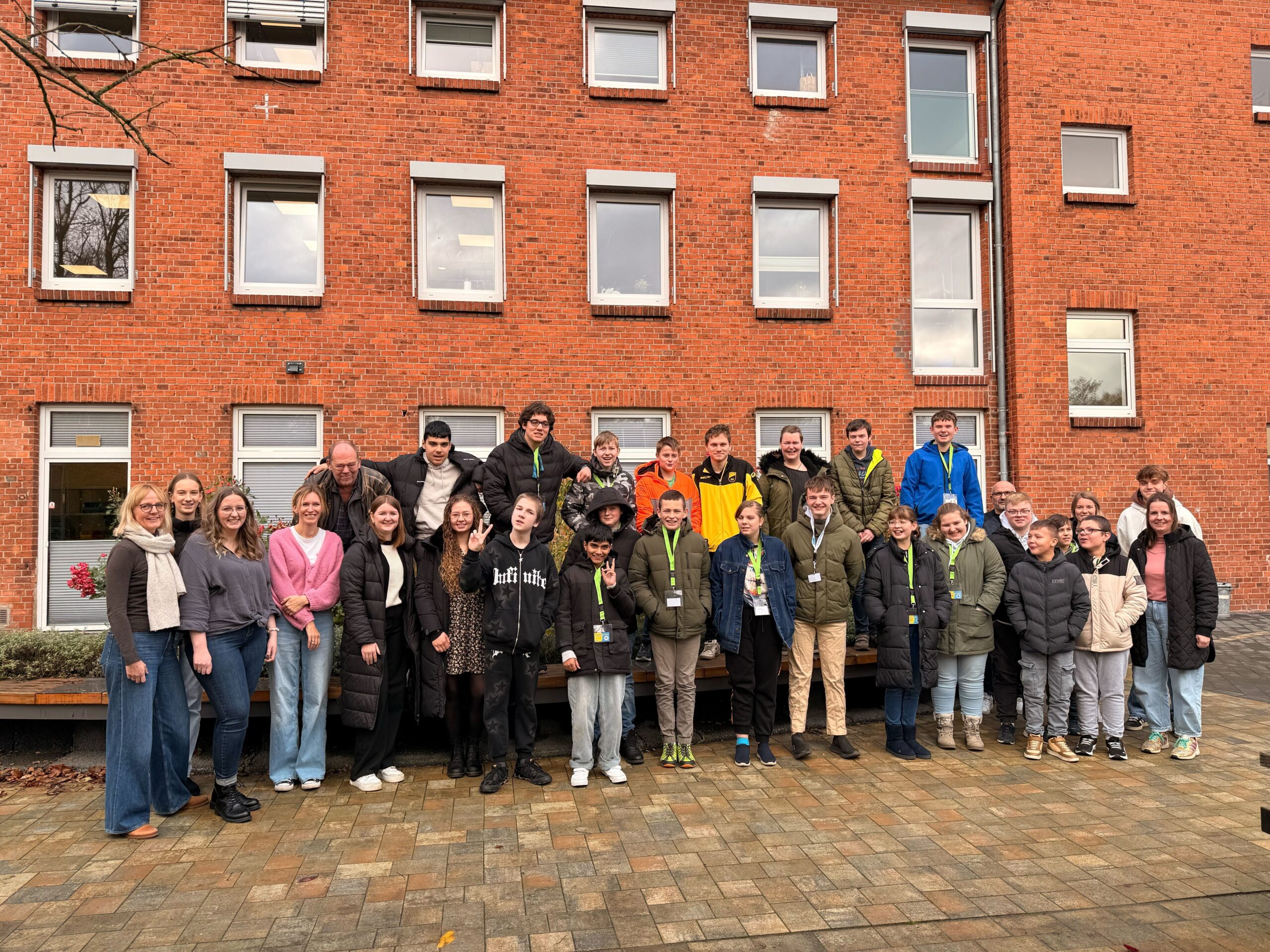 Viele junge Schüler und Schülerinnen draußen auf dem Innenhof bei der Werkstatt Wilhelmshaven.