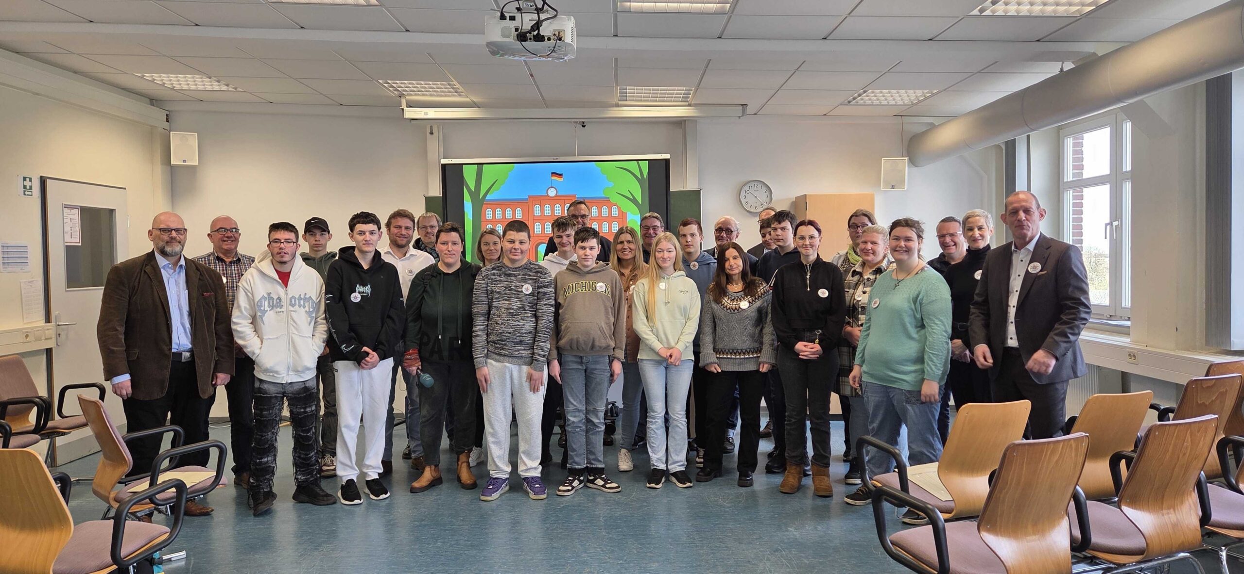 Ein Gruppenfoto mit jungen und älteren Leuten in einem großen Raum zu der Veranstaltung "Tag der Begegnung"