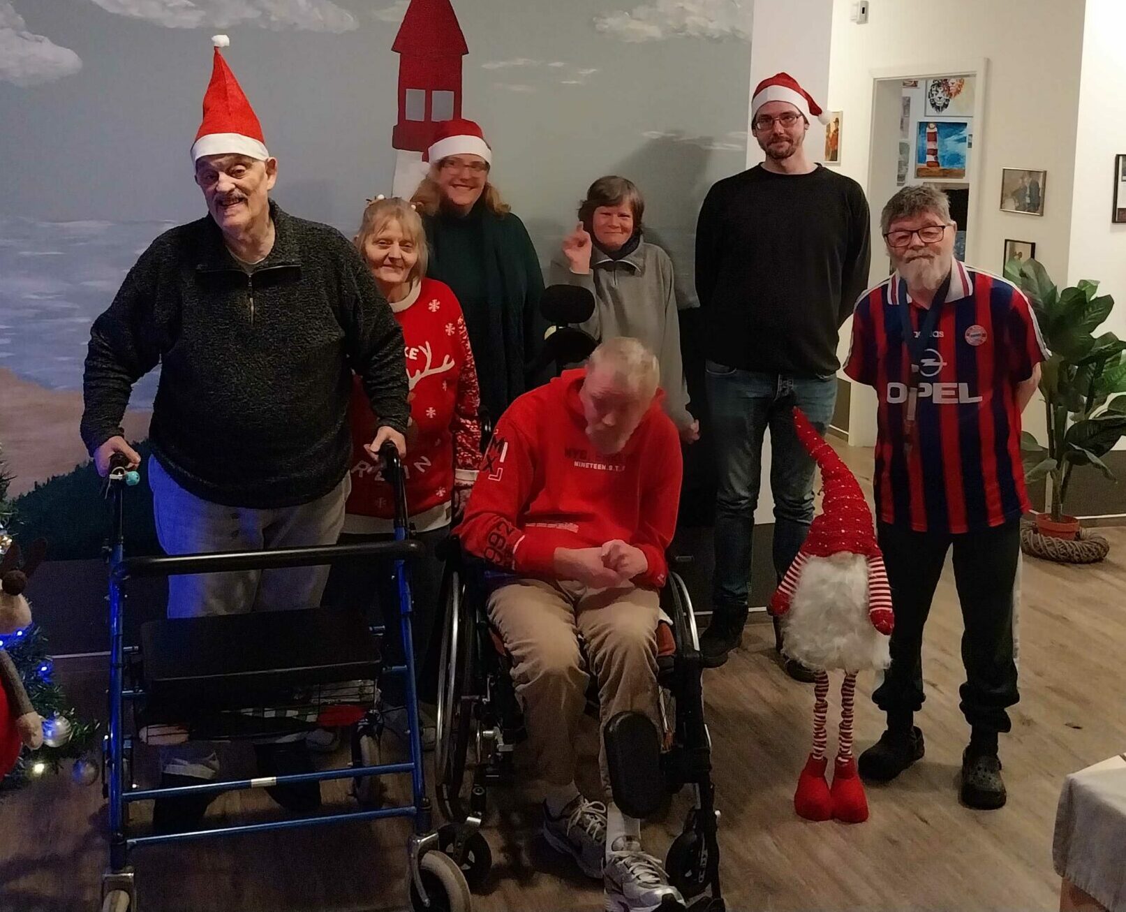 Ein Gruppenfoto Weihnachtsverlosung in der WG Leuchtturm. Man sieht fünf GPS Beschäftigte und zwei GPS Mitarbeiter auf dem Bild.