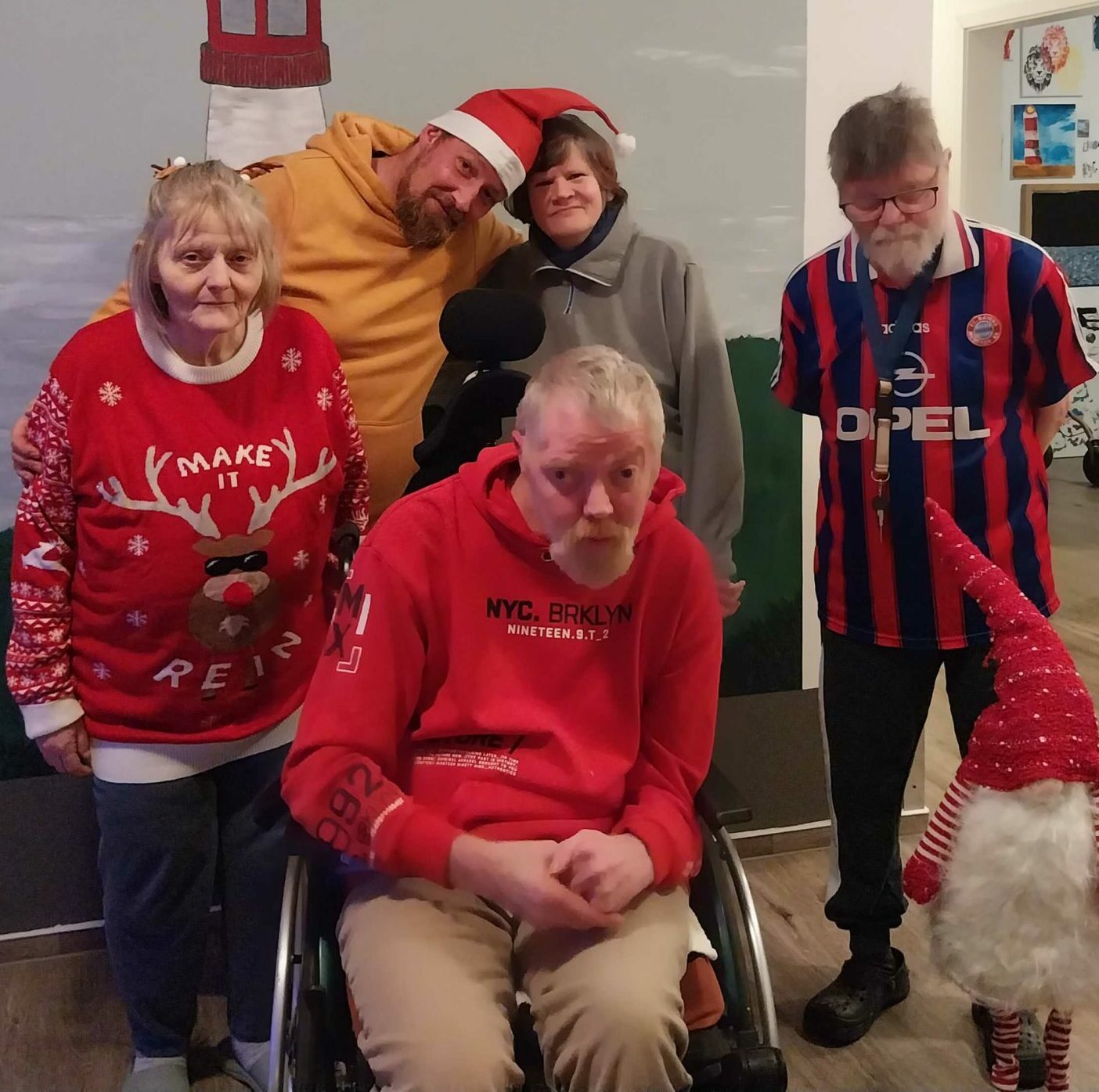 Ein Gruppenfoto GPS Weihnachtsverlosung in der WG Leuchtturm. Auf dem Bild sieht man vier GPS Beschäftigte und einen Betreuer von der GPS.
