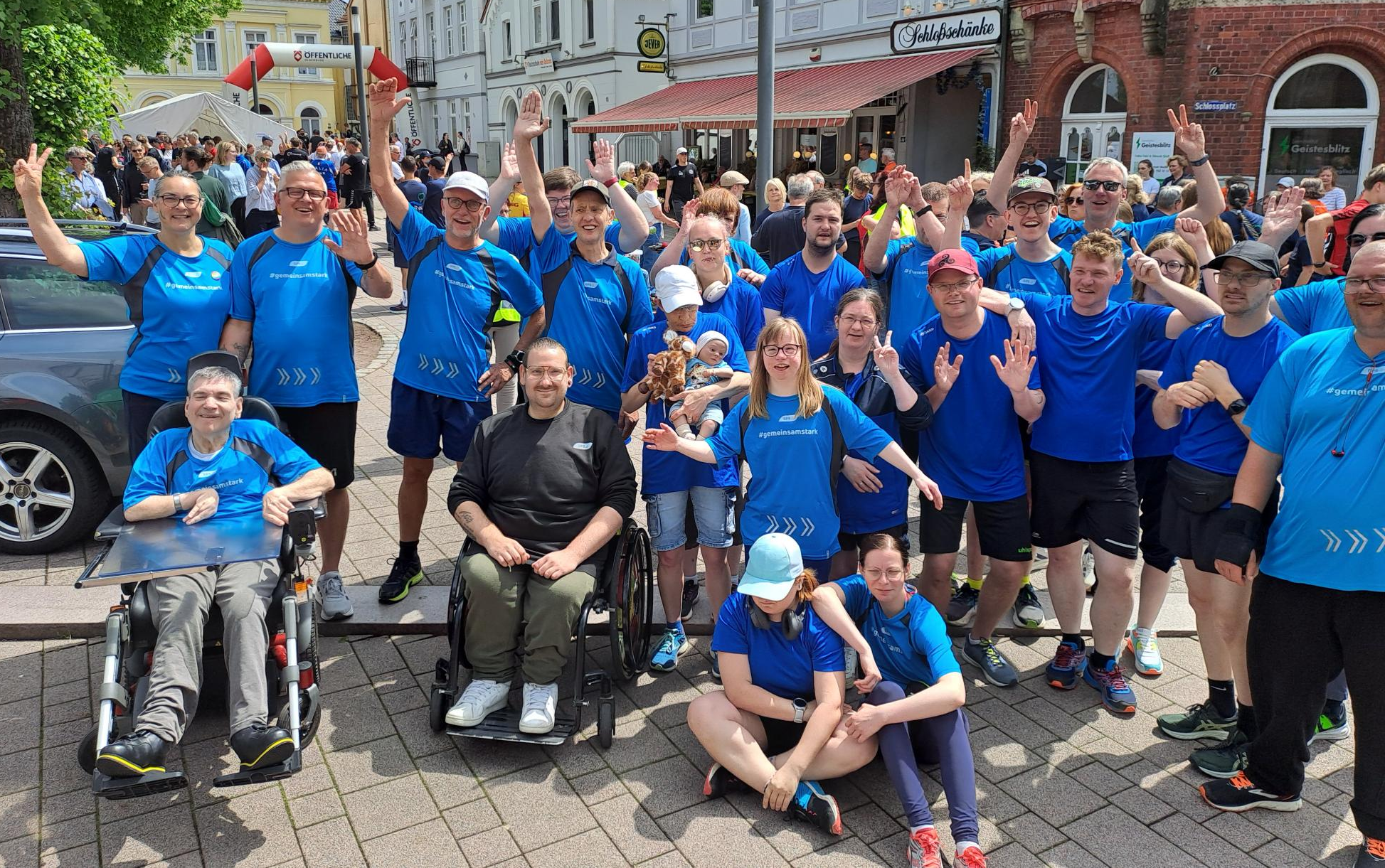 Ein Gruppenfoto mit vielen Leuten von der GPS. Viele haben blau-schwarze Sportsachen an.